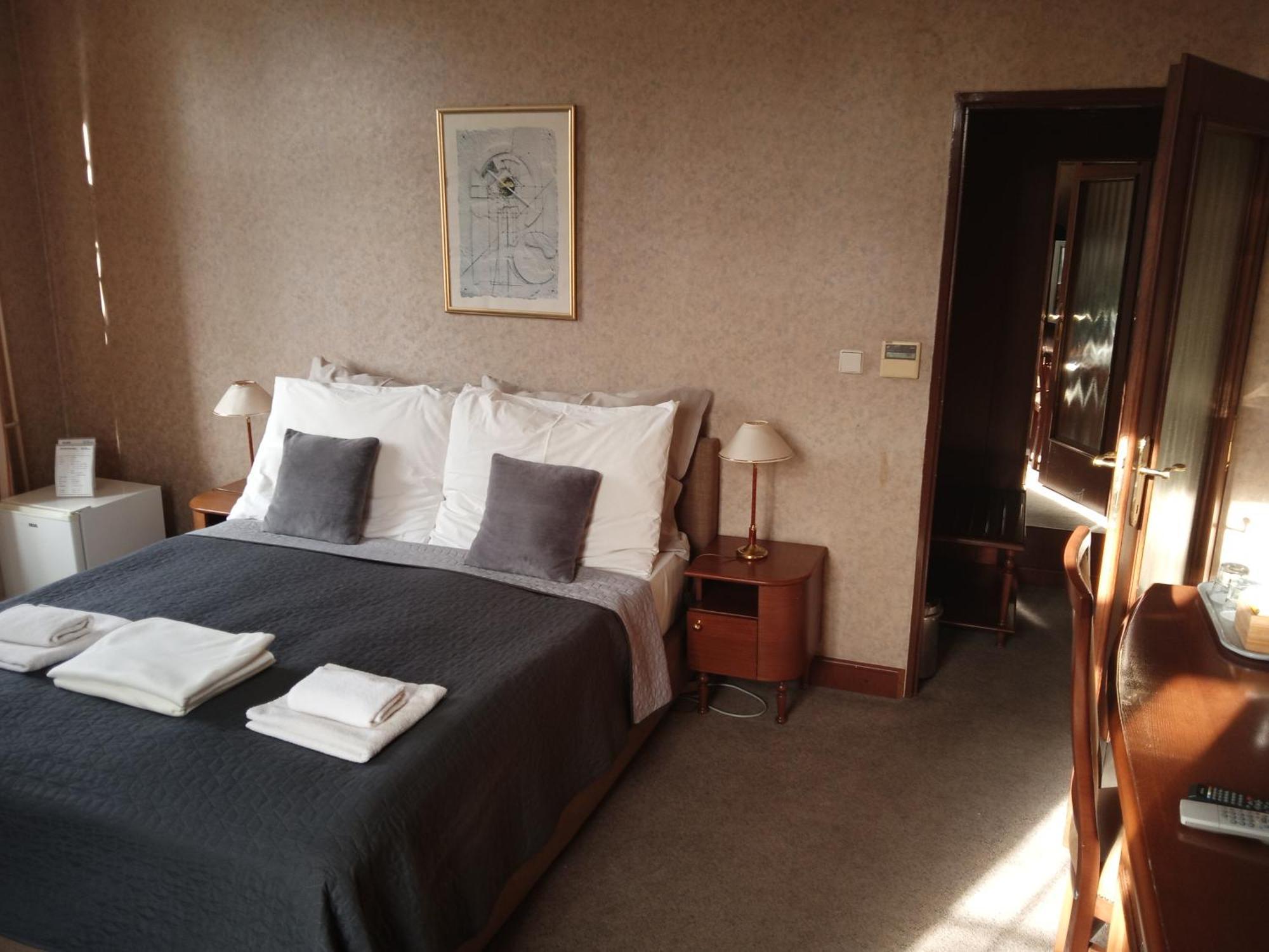 Retro Hotel Villa اوسترافا المظهر الخارجي الصورة