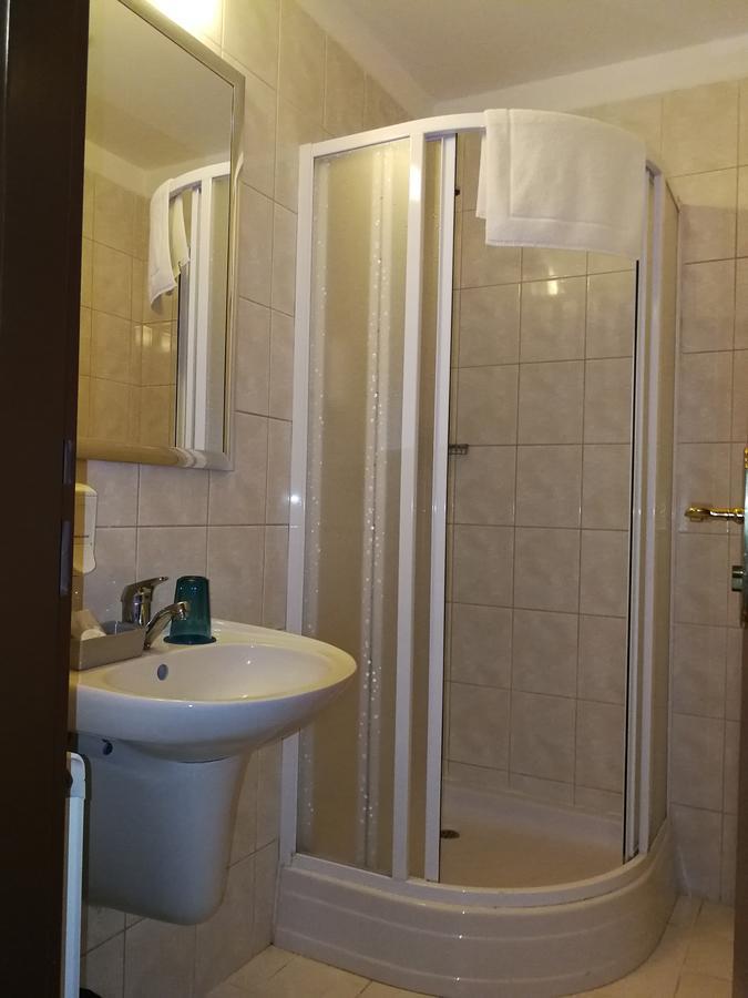 Retro Hotel Villa اوسترافا المظهر الخارجي الصورة